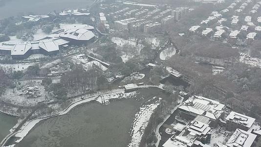航拍武汉东湖雪景4K视频视频的预览图