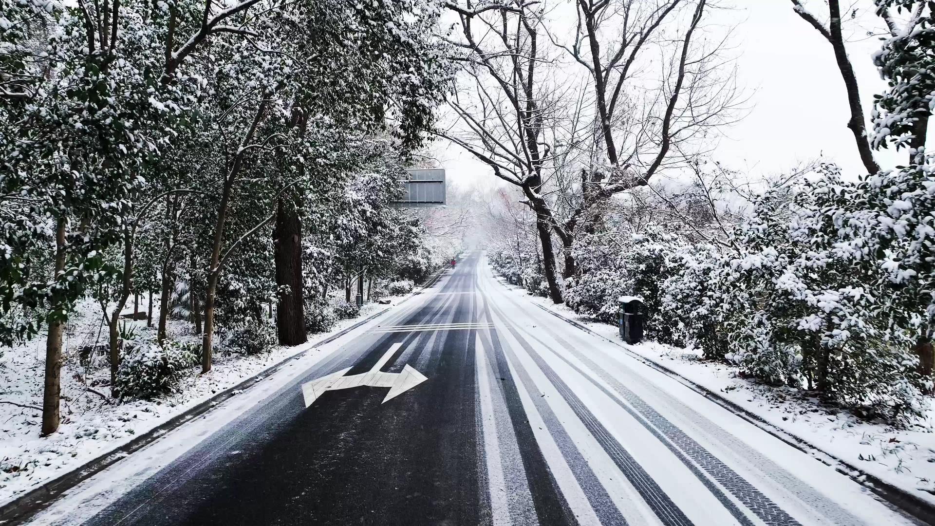4K航拍雪景大雪中行驶的车流雪天出行视频的预览图