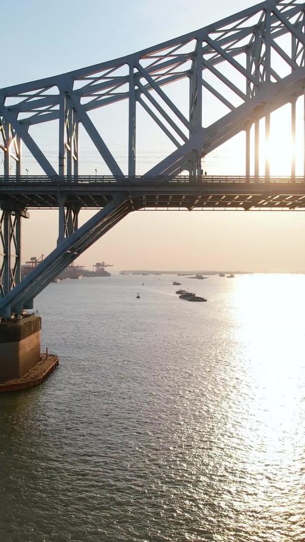 南京航拍逆光大胜关大桥长江船舶视频的预览图