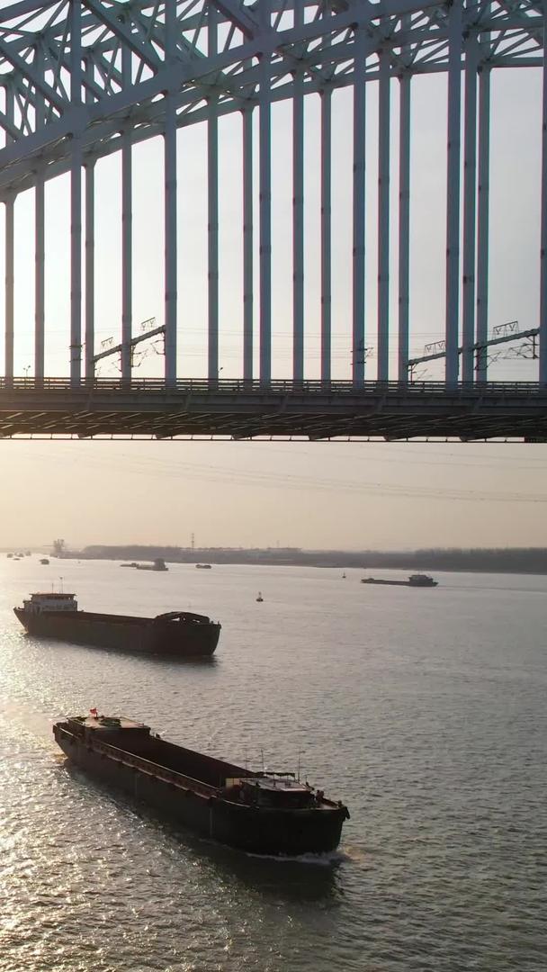 南京航拍逆光大胜关大桥长江船舶视频的预览图