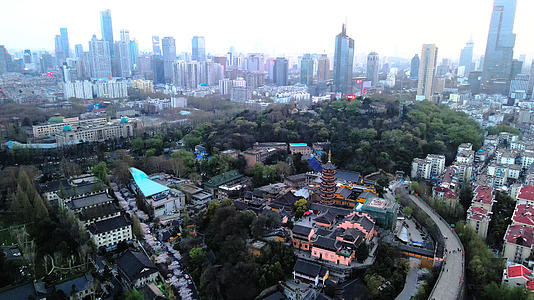4K航拍南京鸡鸣寺紫峰大厦视频的预览图