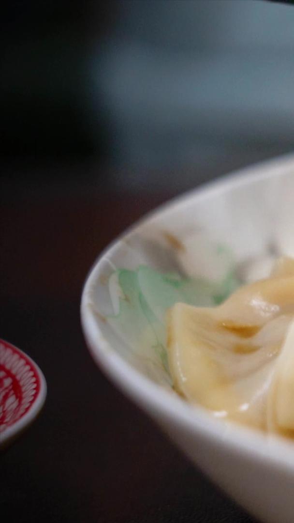 实拍升格过年吃饺子蘸醋视频的预览图