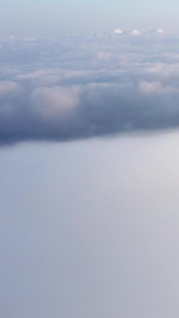 航拍日出云海山顶信号塔穿云海视频的预览图