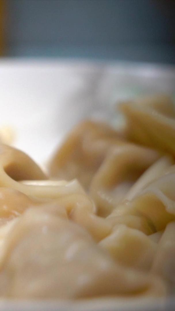 实拍升格过年吃饺子蘸醋视频的预览图