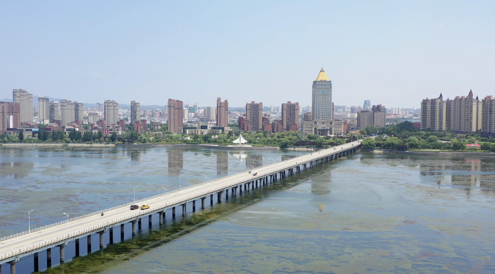 城市交通航拍沂河大桥视频的预览图