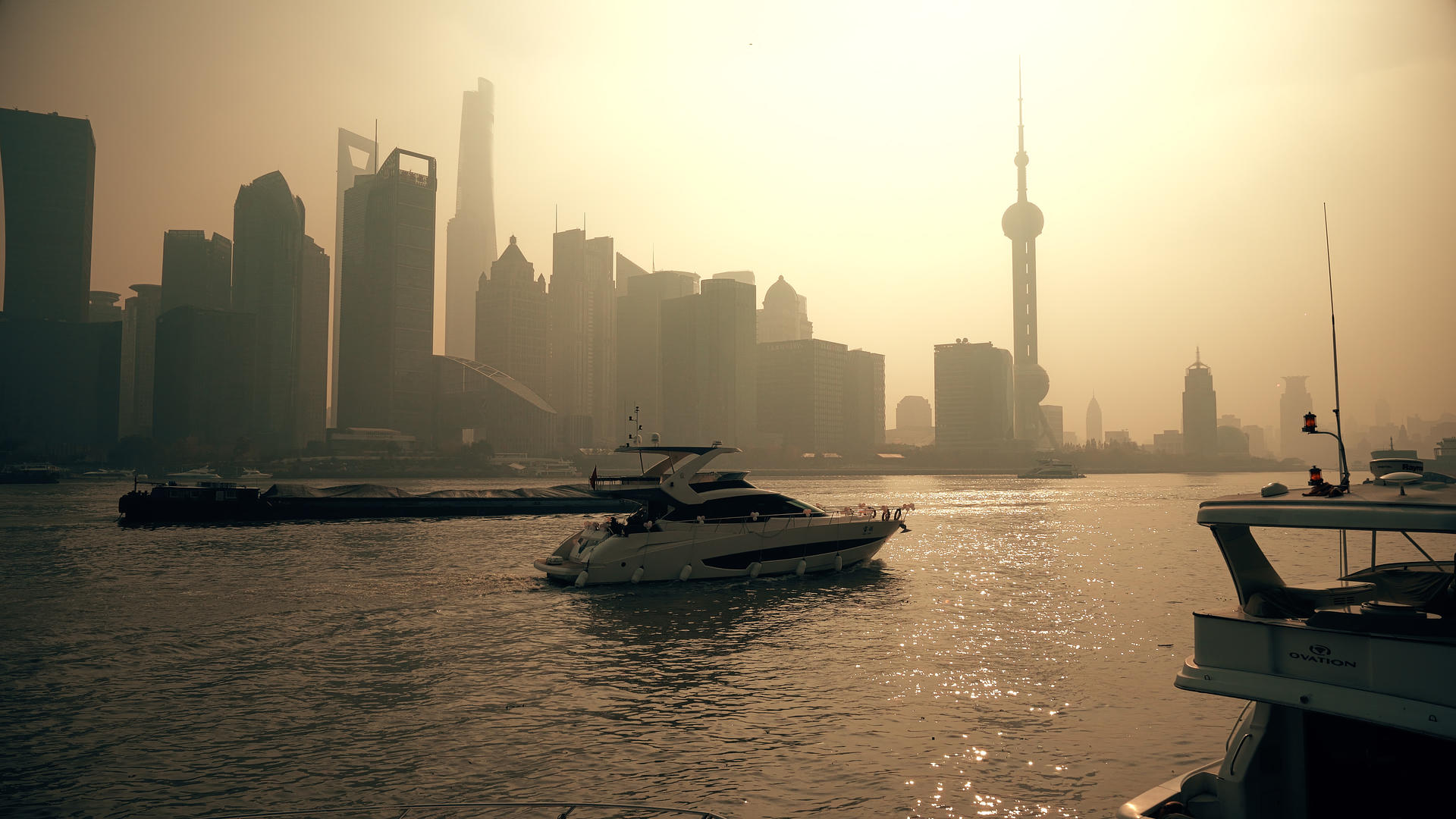 4K实拍上海雾霾黄浦江城市轮渡视频的预览图