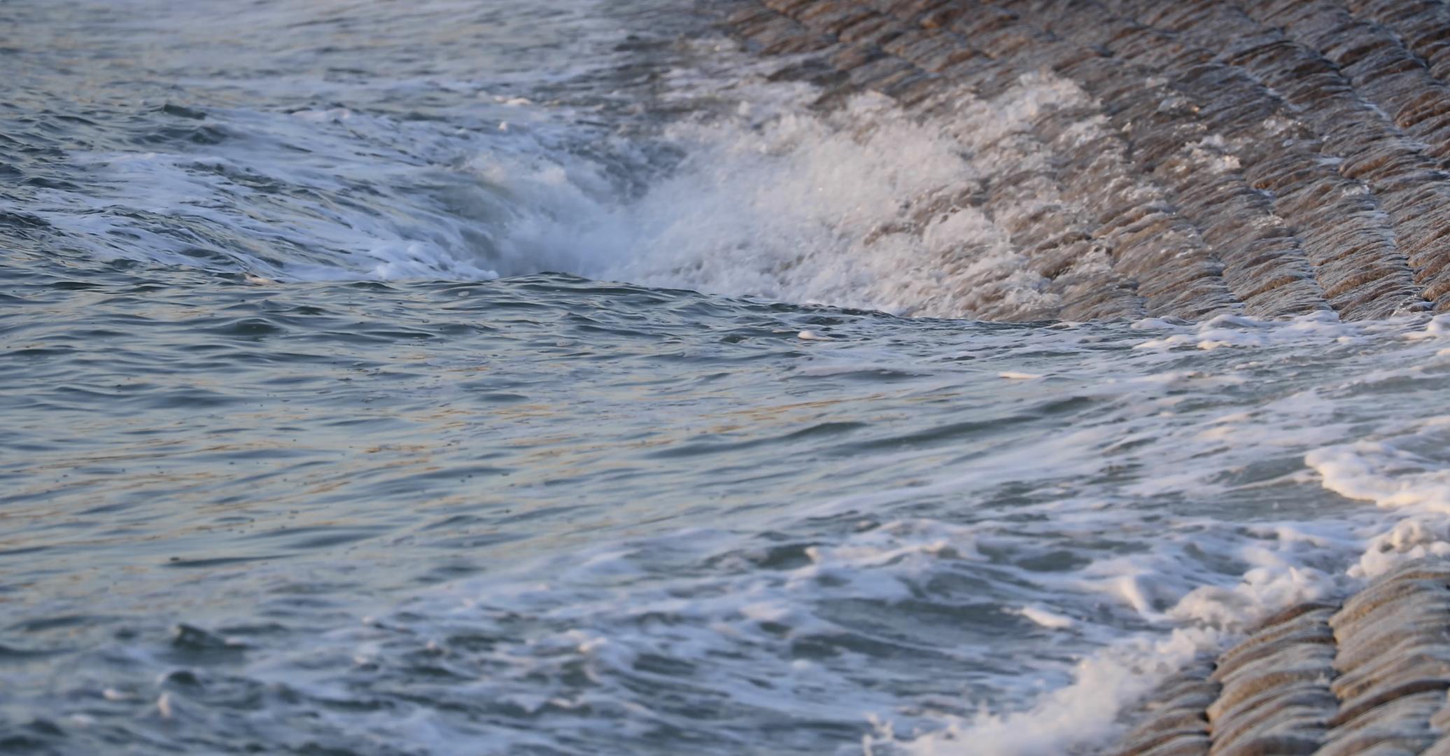 4K海浪冲刷堤坝视频的预览图