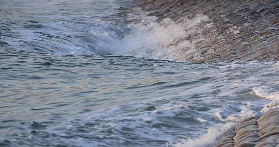 4K海浪冲刷堤坝视频的预览图