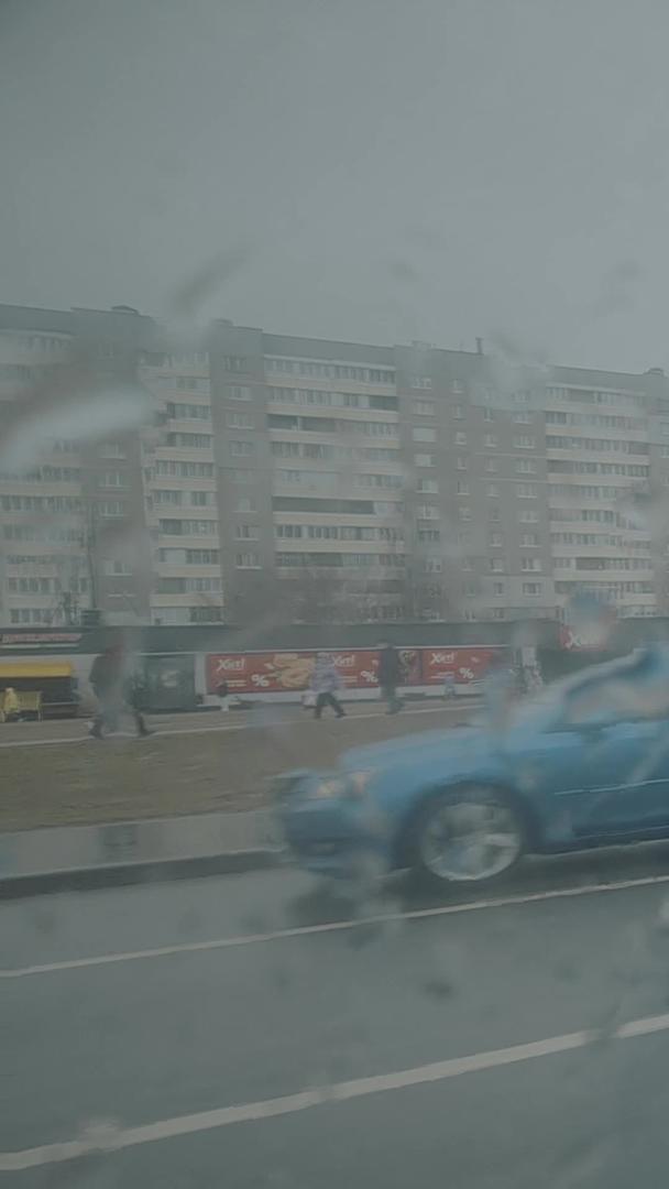 雨季梅雨天气出行汽车玻璃水痕视频的预览图