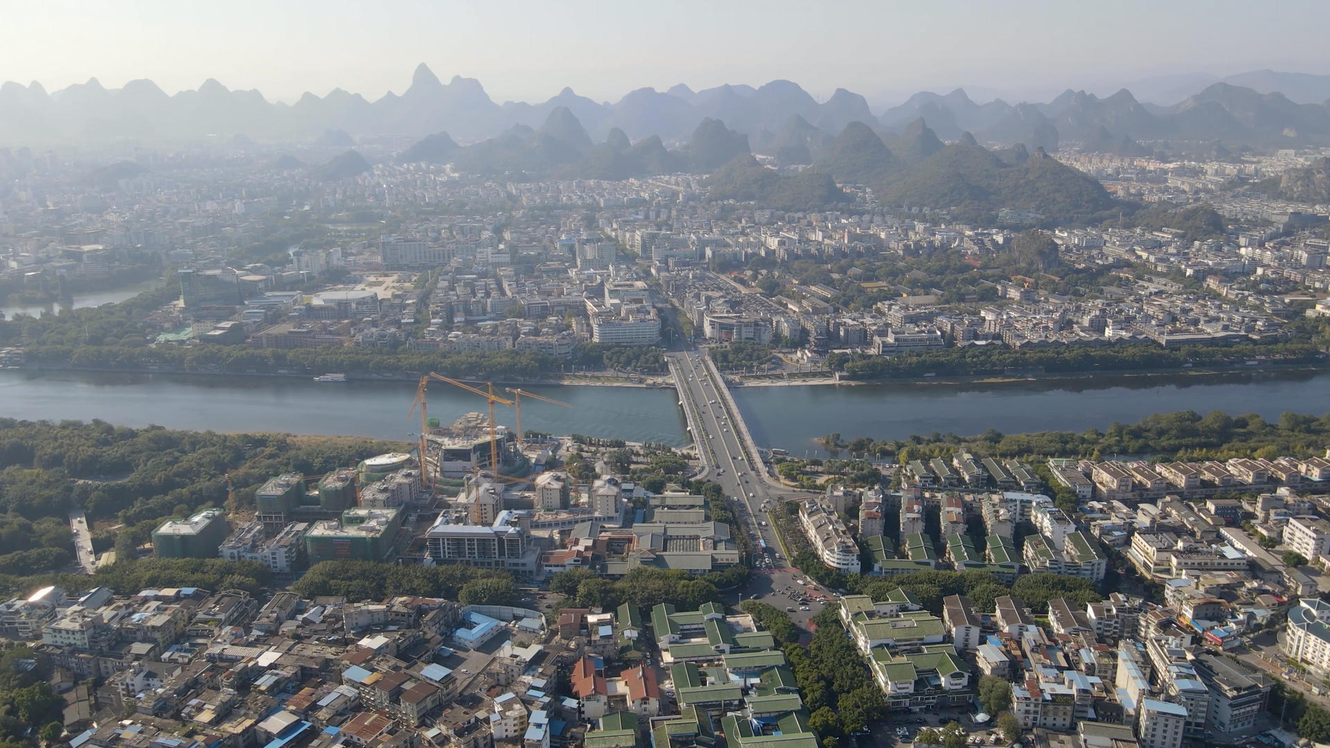 桂林城市航拍高清风光视频视频的预览图