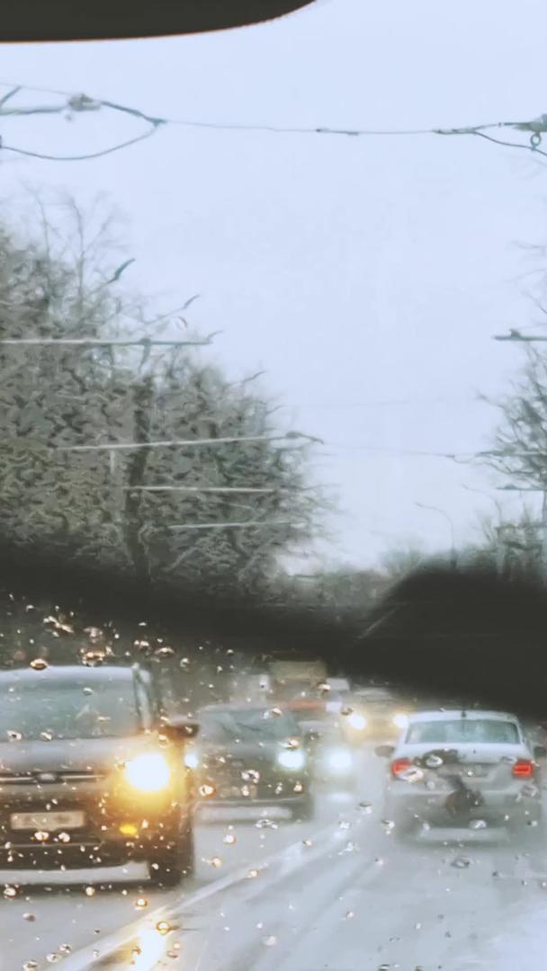 梅雨天气出行城市道路交通交通流量视频的预览图