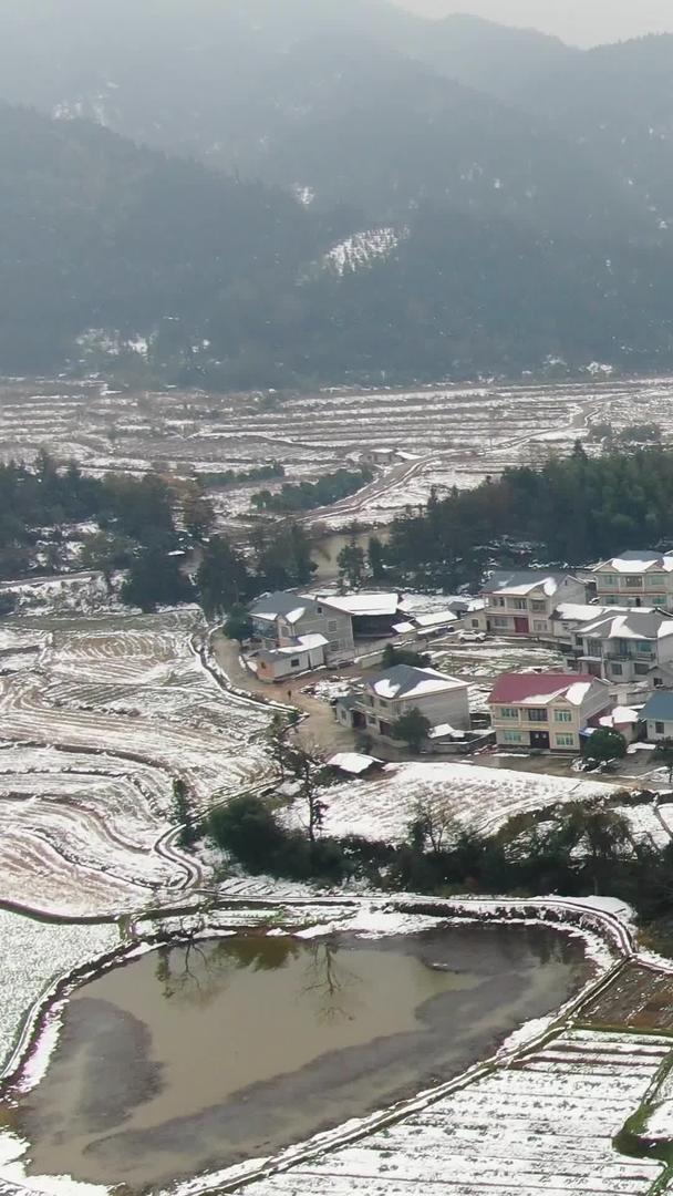 农村居民房冬季雪景视频的预览图