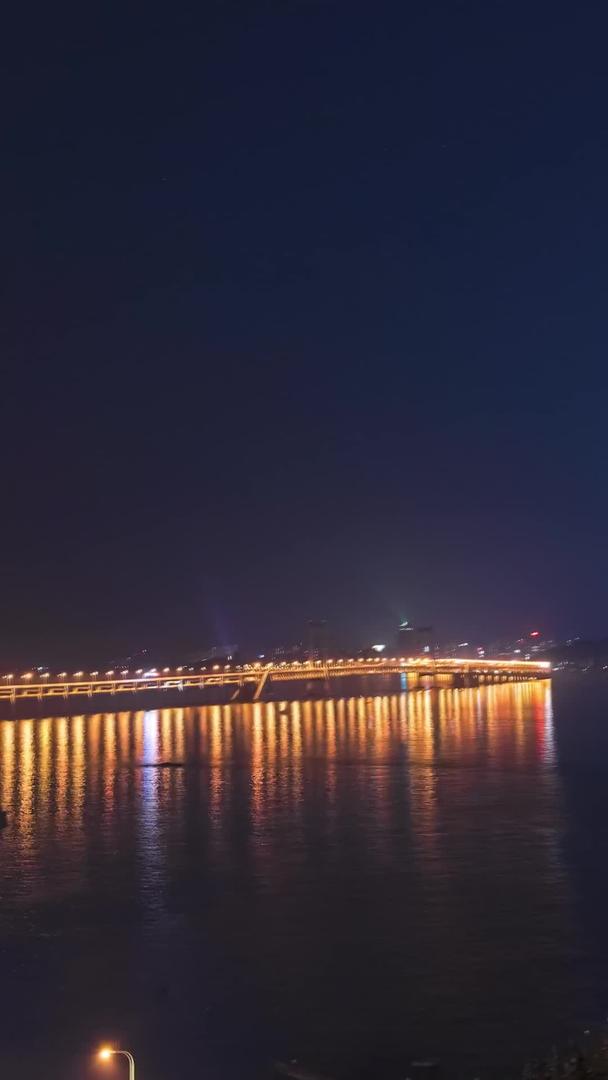海滨城市交通桥梁大连星海湾跨海大桥夜景延迟视频的预览图