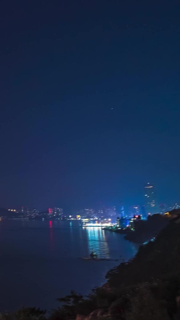 海滨城市交通桥梁大连星海湾跨海大桥夜景延迟视频的预览图