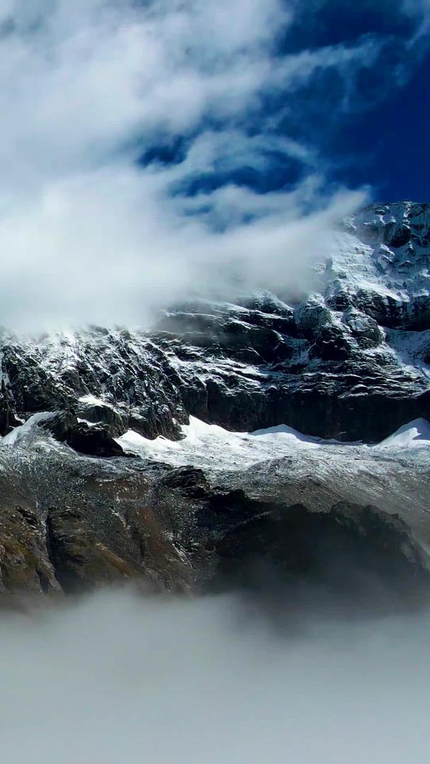 航拍云海之巅的雪山山峰自然风光视频的预览图