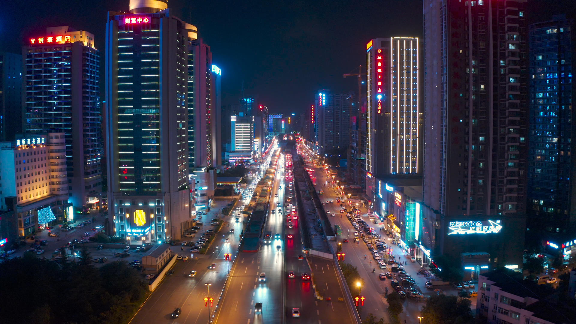 夜晚城市交通4K航拍视频的预览图