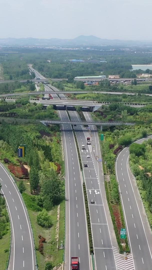 夏天的高速公路和立交桥航拍视频视频的预览图