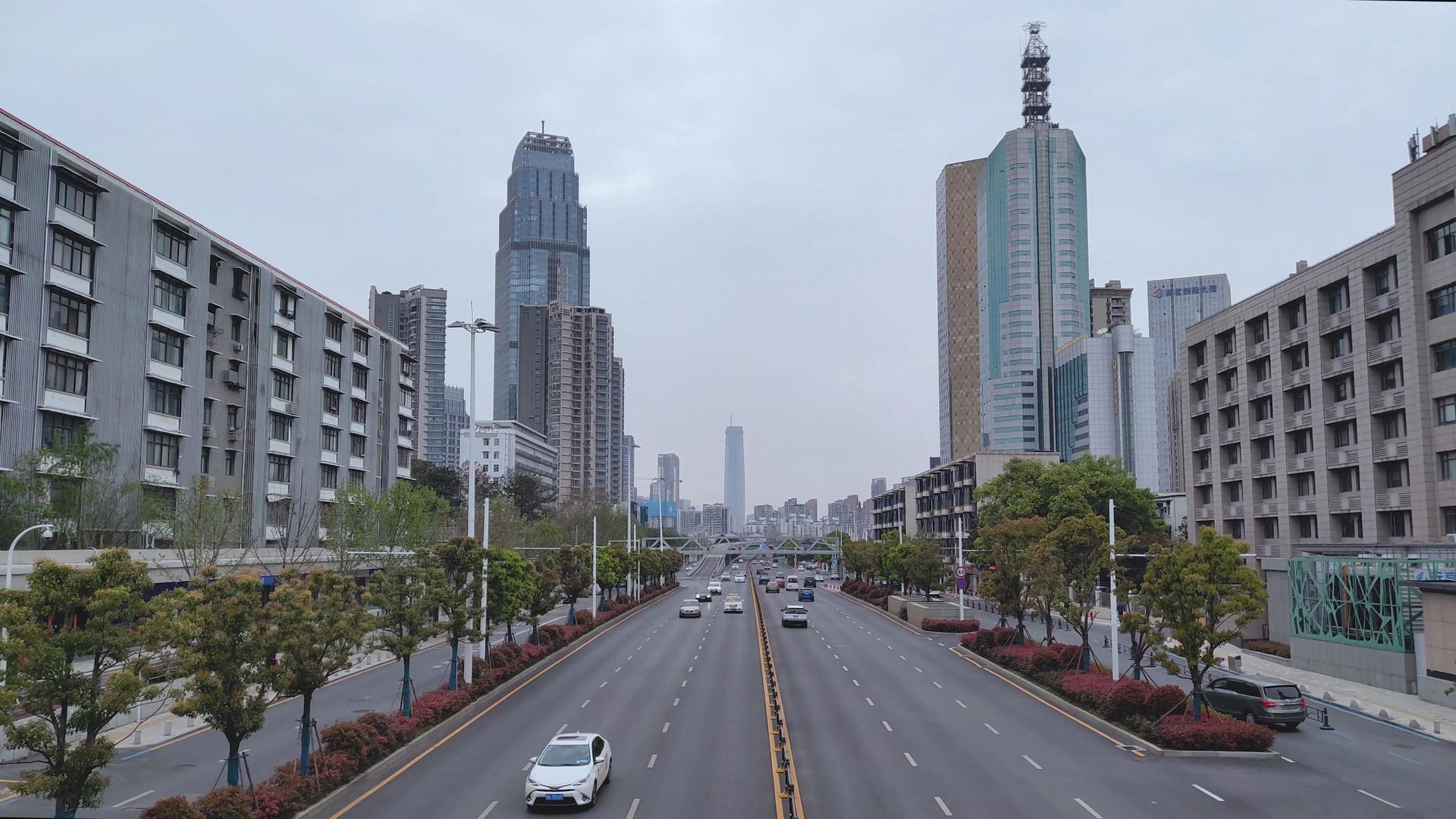 复苏中的武汉主干道城市交通视频的预览图