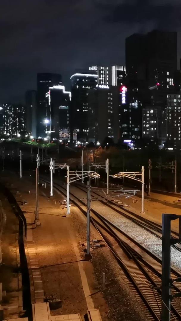 穿梭于城市间的高铁动车视频的预览图