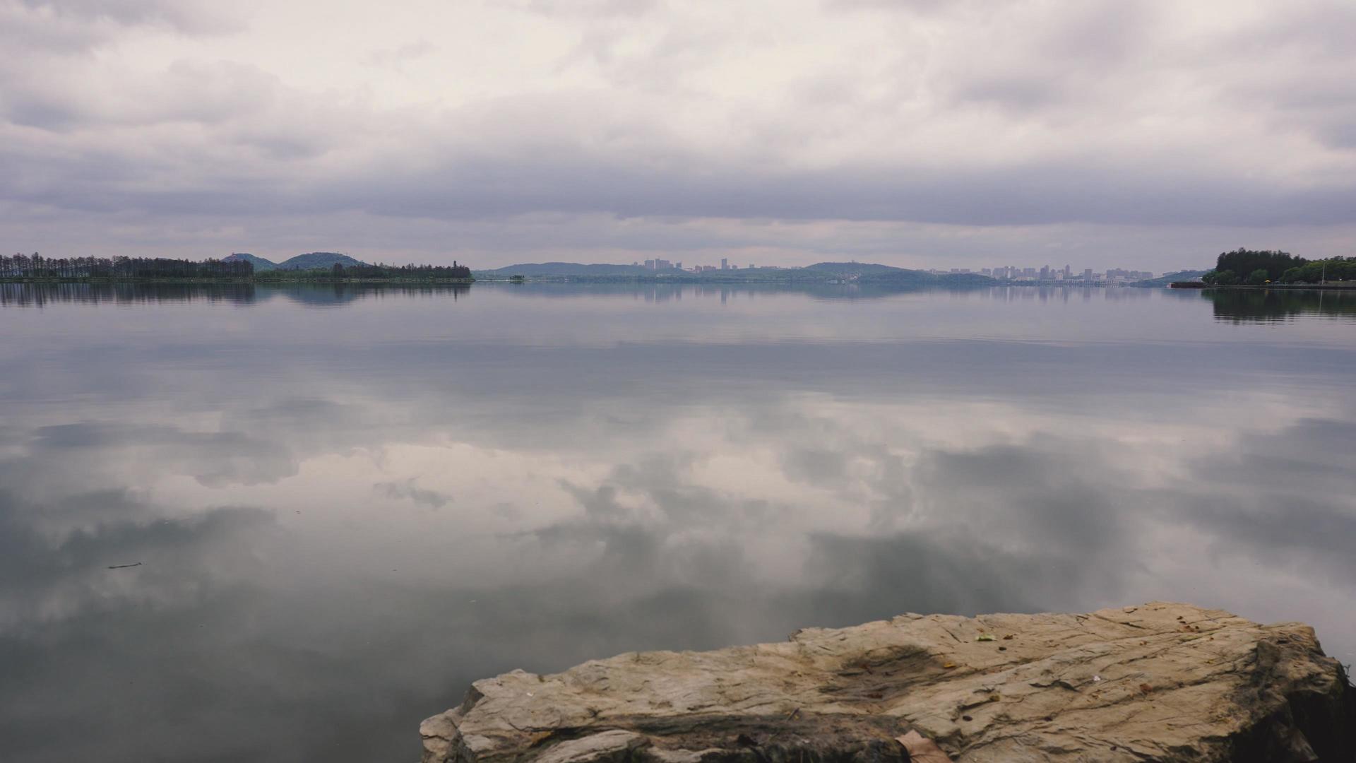 武汉东湖天空之镜延时摄影视频视频的预览图