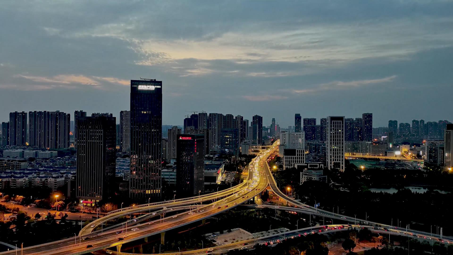 晚霞下的城市与交通日转夜延时4K素材视频的预览图