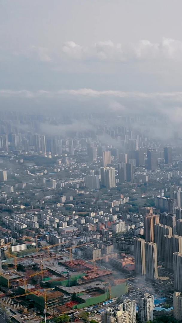 平流云下的航拍城市风光和建筑群视频的预览图