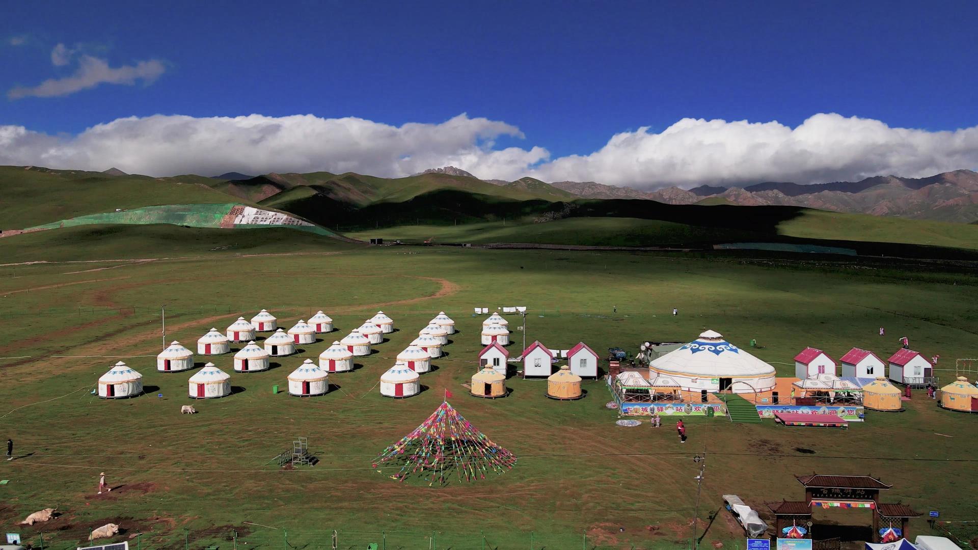 航拍青海旅游蒙古包和自然风光视频的预览图