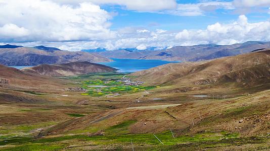 航拍西藏高原地区壮阔的羊湖自然风光视频视频的预览图
