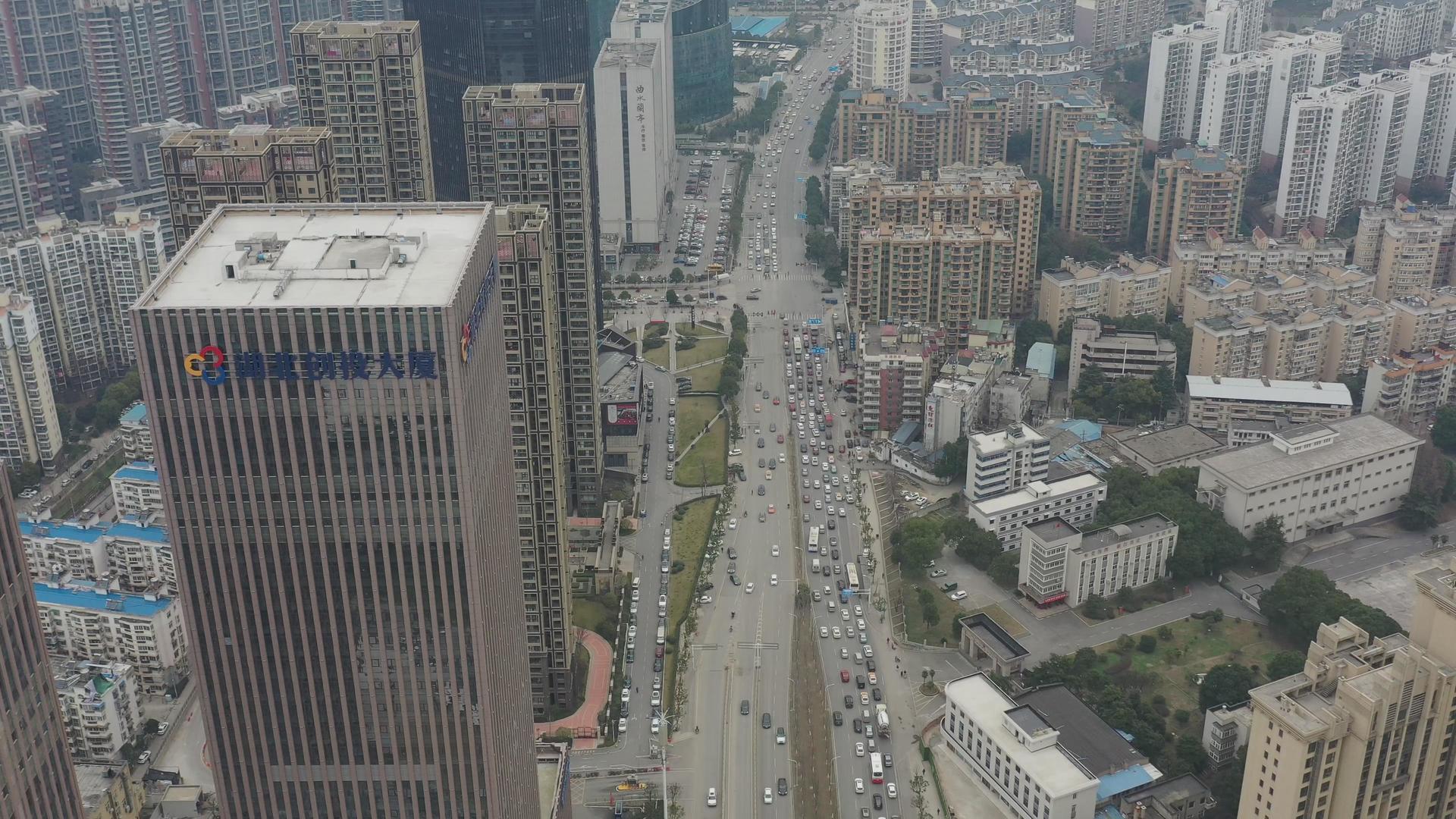 航拍城市主干道繁忙交通视频的预览图