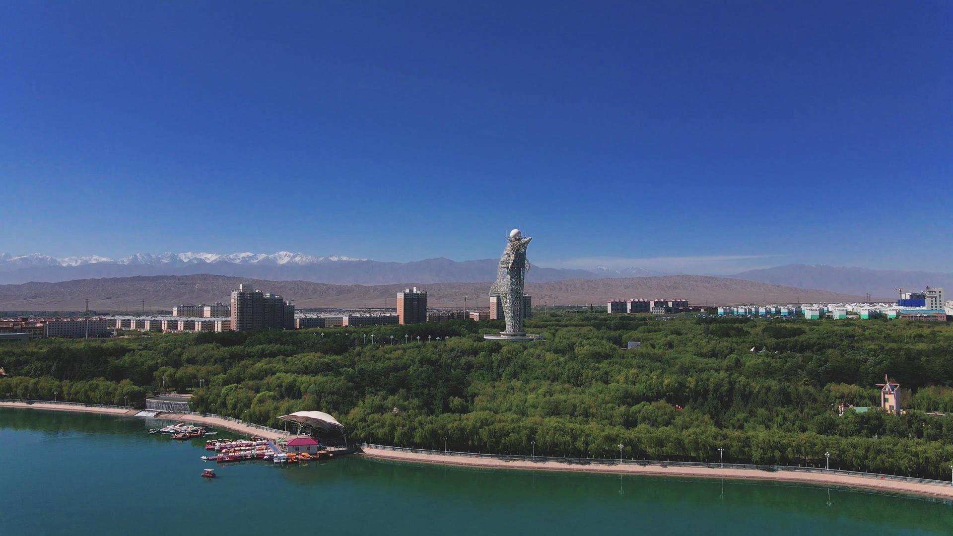 航拍景区嘉峪关市东湖生态旅游景区视频的预览图