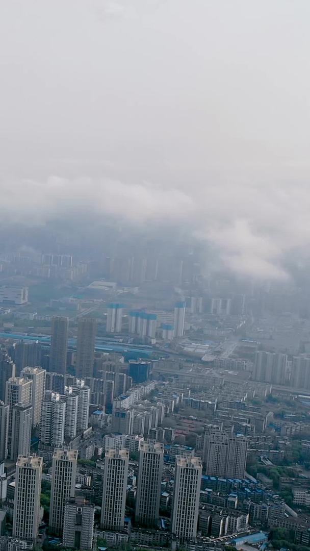 平流云下的航拍城市风光和建筑群视频的预览图