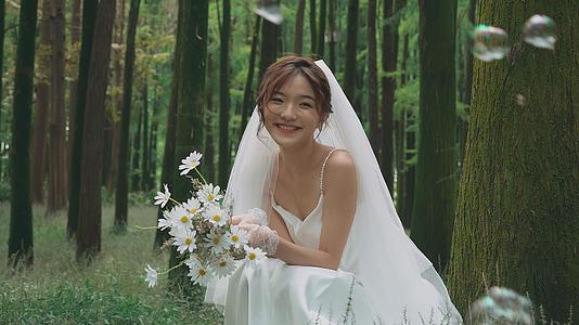 4K年轻女性森林拍摄婚纱照视频的预览图