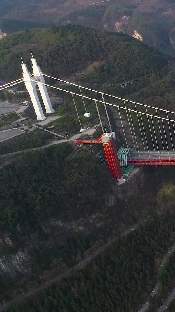高清航拍高速矮寨特大桥横拍视频的预览图