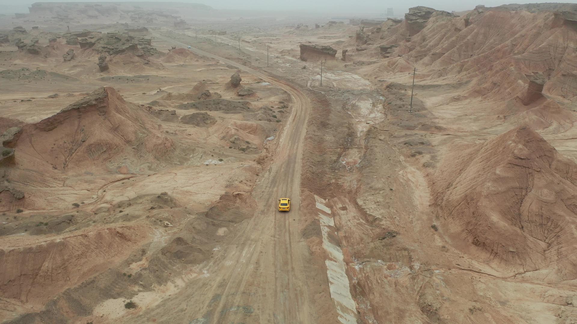 新疆克孜尔魔鬼城航拍视频的预览图