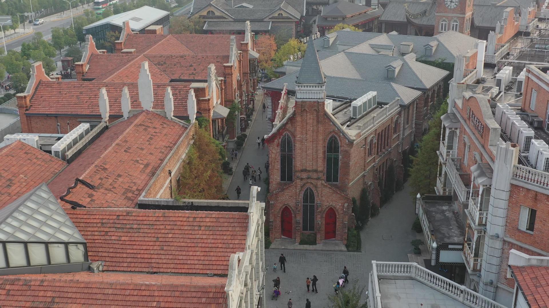 航拍武汉汉口里古镇教堂视频的预览图