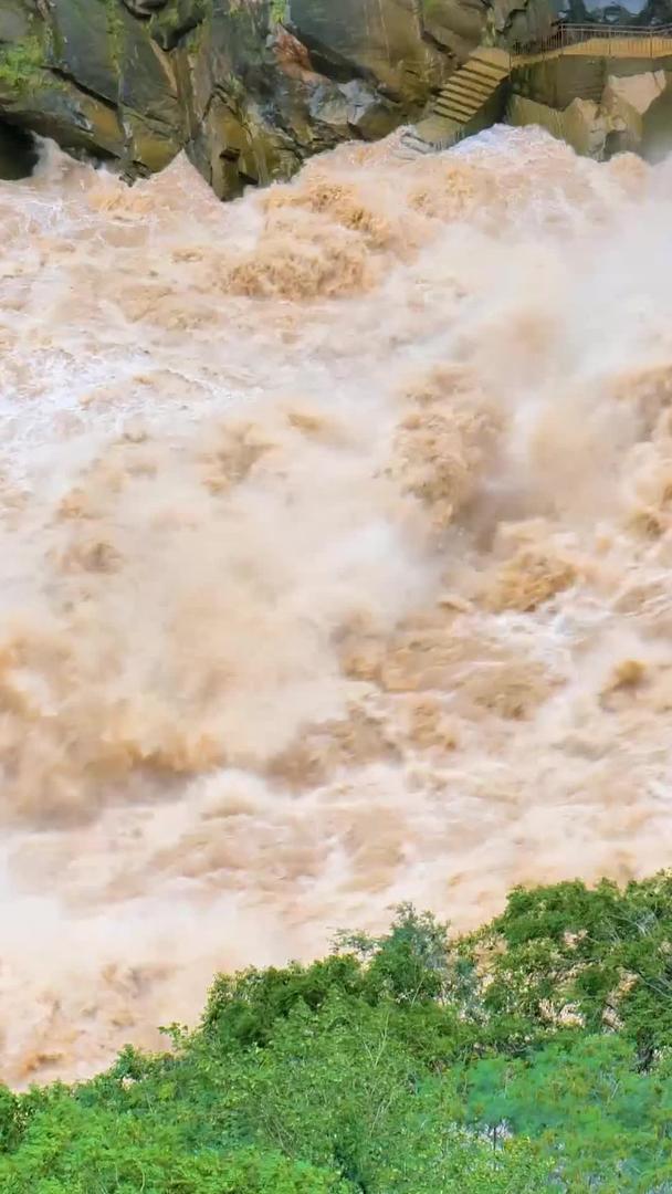 云南虎跳峡激流洪水视频的预览图