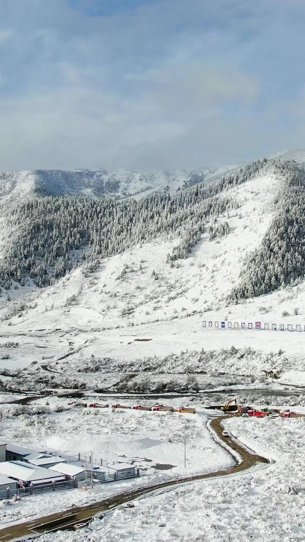 高原山脉雪景航拍视频视频的预览图