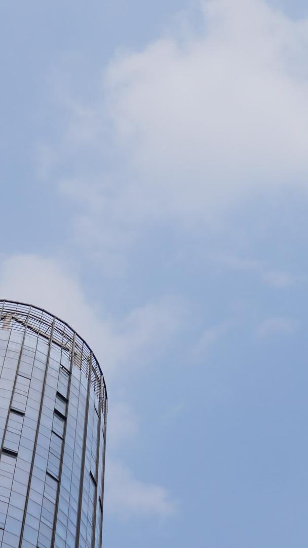 蓝天下的高楼大厦视频的预览图