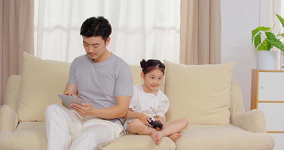 8K看平板的爸爸和玩游戏的女儿视频的预览图