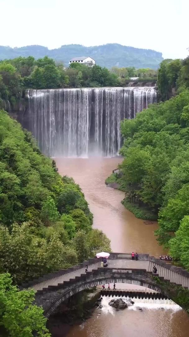航空拍摄亚洲第一瀑布万州瀑布景区视频的预览图