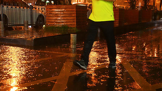 梅雨季慢镜头升格拍摄4k素材暴雨雨水夜晚行人行走脚步视频的预览图