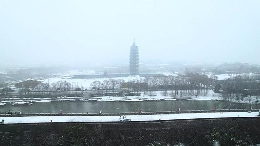 南京4K航拍大雪报恩寺雪景明城墙大雪报恩寺视频的预览图