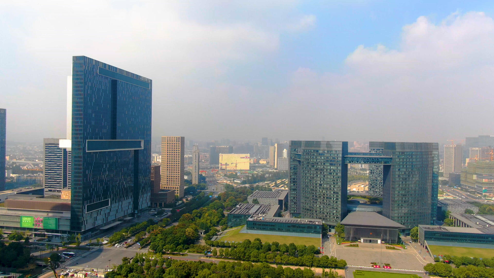 4K航拍杭州市民中心视频的预览图