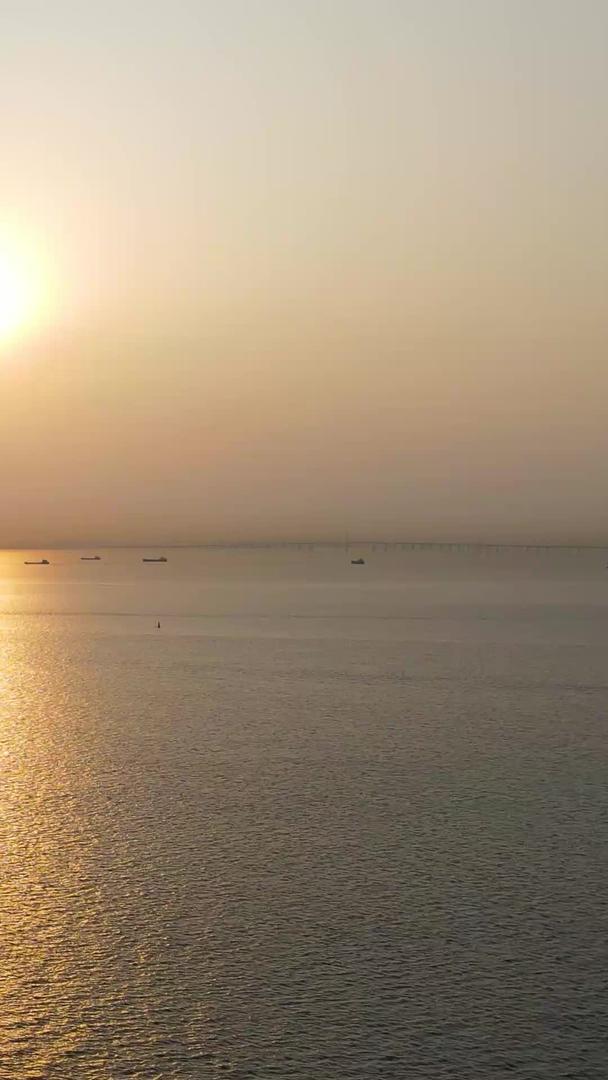 在海上夕阳下航拍游轮视频的预览图