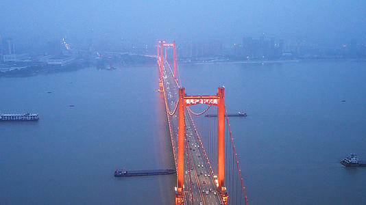 航拍城市夜晚桥梁灯光道路江景车流4k素材视频的预览图