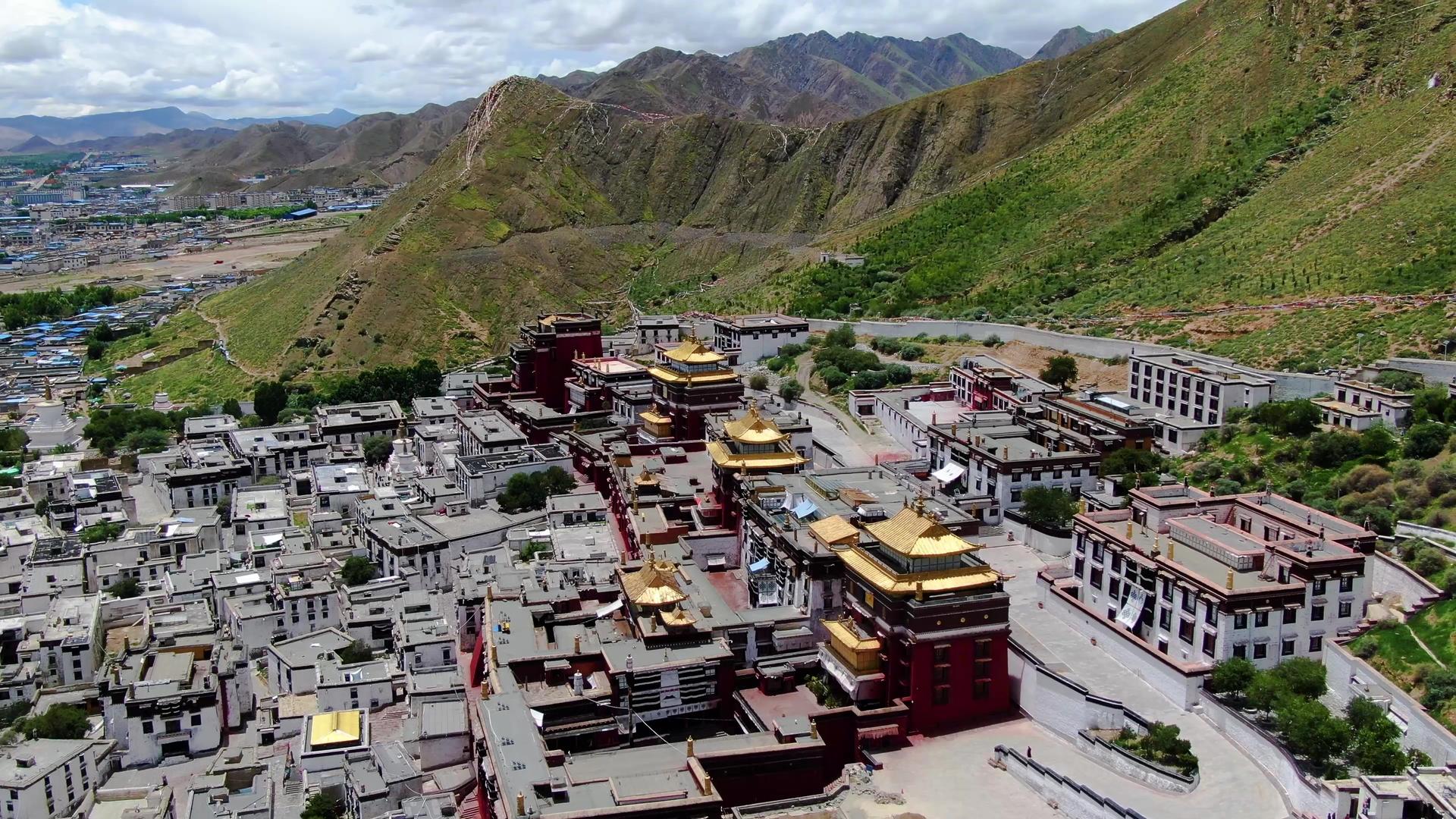 航拍西藏日喀则5A景点扎什伦布寺视频视频的预览图