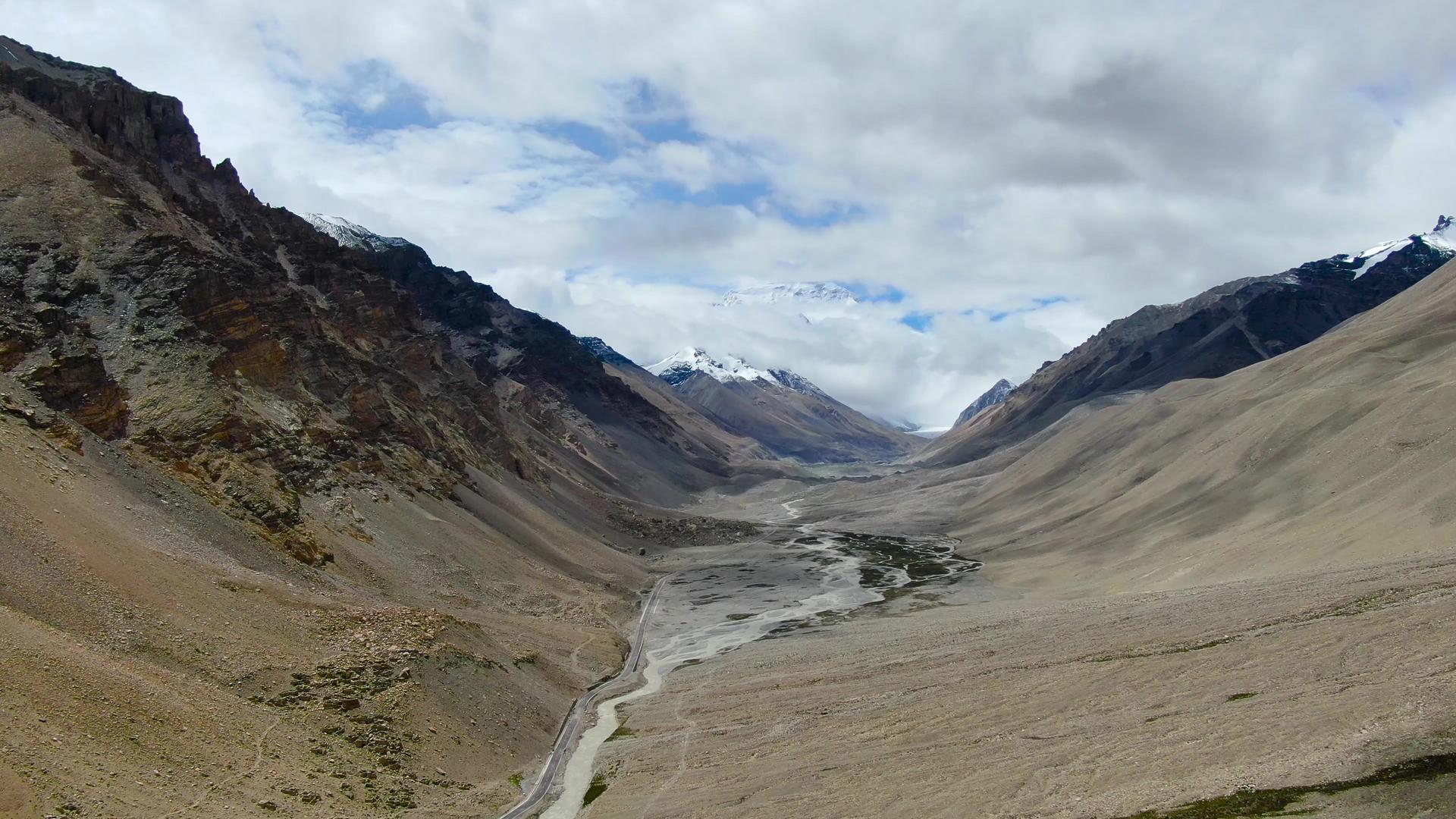航拍世界最高峰珠穆朗玛峰大本营视频视频的预览图