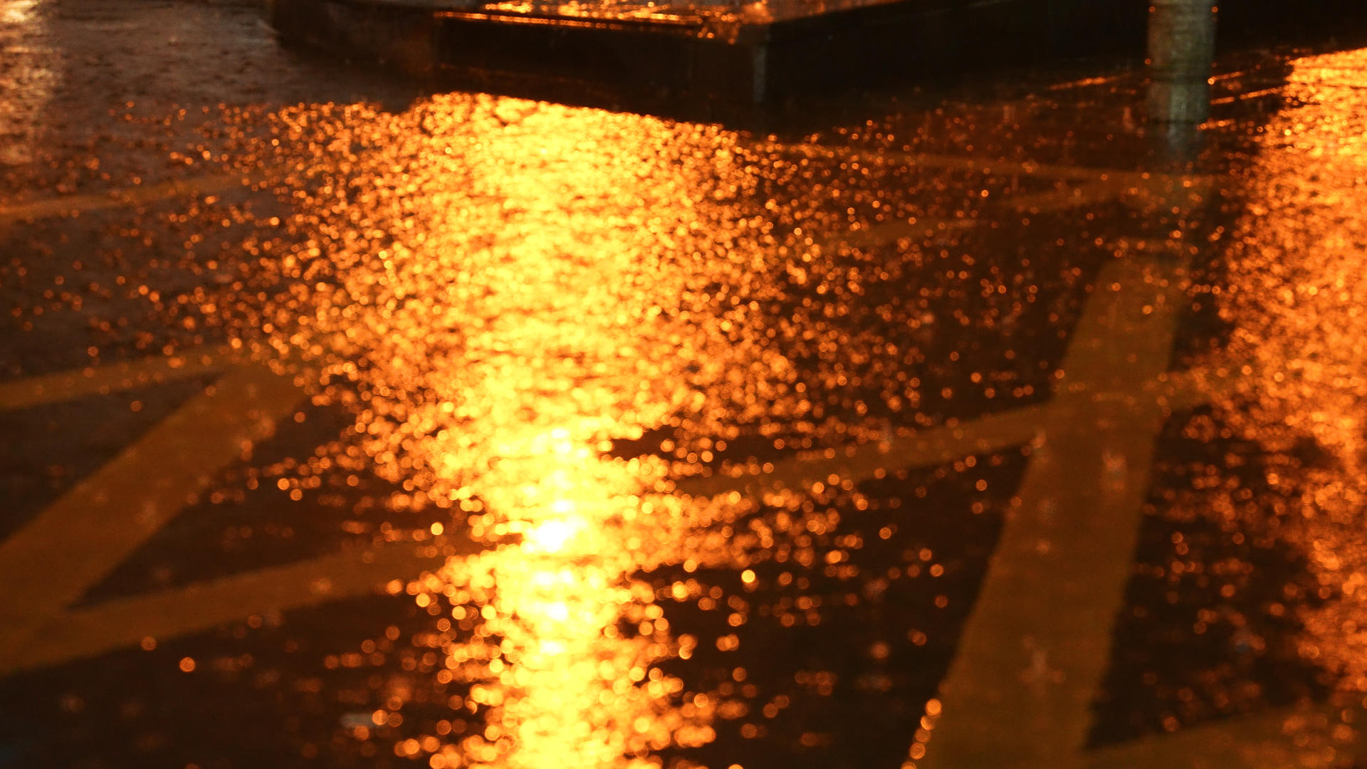 城市天气暴雨雨水交通斑马线灯光反光路面4k素材视频的预览图