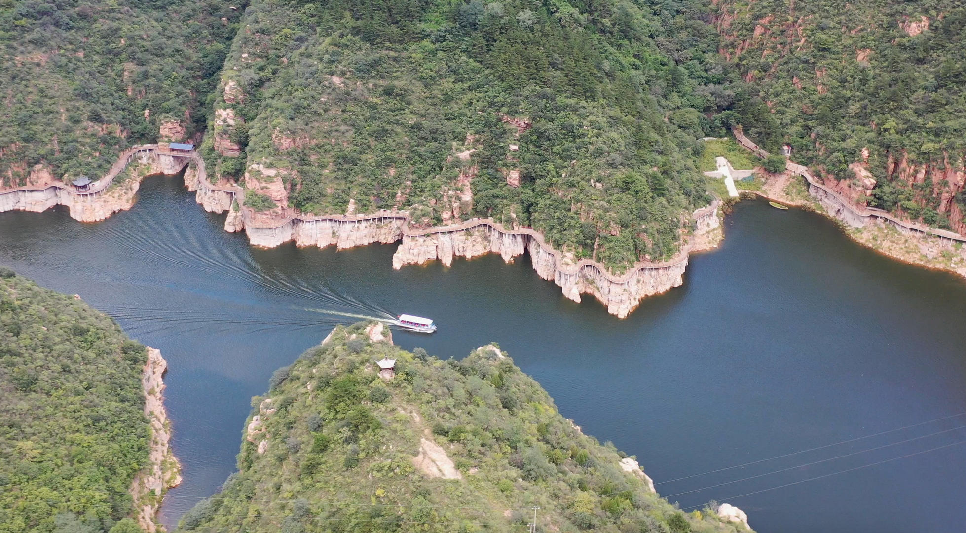 京娘湖高山峡谷及湖泊风光视频的预览图