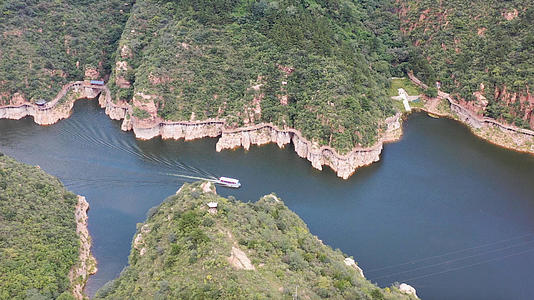 京娘湖高山峡谷及湖泊风光视频的预览图